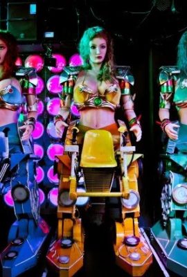 東京のこのレストランは要するに巨大な巨乳ロボットとホットなダンスガールが楽しんでいるハイテクナイトクラブです（22P）