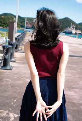 (菜月アナ) 隣の女の子は色白で胸も綺麗でとても目を引く写真です(30P)