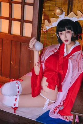 コスプレの美しさヒナカギヤ魔女のテーマセクシーな赤い服は、完璧な体の誘惑写真を示す白いストッキング付きの白い下着を明らかにします100p