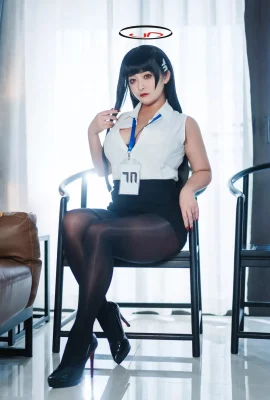 アニメブロガーluo li lolisama blue file liyin theme cexy white top with black short skirtは、buttocksと美しい足を魅力的に見せるために、超薄い黒いストッキングを明らかにします…