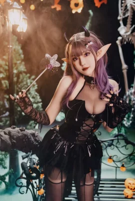 オンラインビューティーナツコXiazi Xiaziハロウィーンリトルウィッチのテーマセクシーなエルフ黒い革の服を着た黒いシルクストッキングを飾って、彼女の美しい足の誘惑を見せてください…