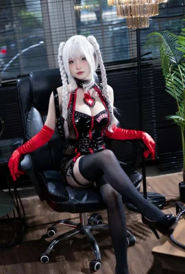 セクシーな美しさの白い髪の看護師のテーマセクシーな黒いハイスクエアジャンプスーツは、完璧な体の誘惑写真を示す黒いストッキングを備えています